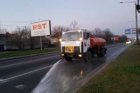 Спецтехника начала поливать одесские улицы (фото) 
