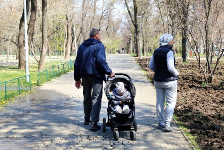 Одесситы массово гуляют в парке Шевченко и на Ланжероне, несмотря на карантин (фоторепортаж)