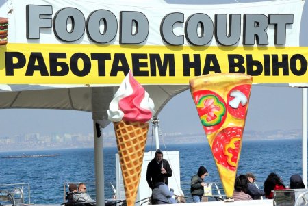 Одесситы массово гуляют в парке Шевченко и на Ланжероне, несмотря на карантин (фоторепортаж)