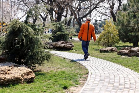 Одесситы массово гуляют в парке Шевченко и на Ланжероне, несмотря на карантин (фоторепортаж)