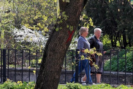 Одесситы массово гуляют в парке Шевченко и на Ланжероне, несмотря на карантин (фоторепортаж)