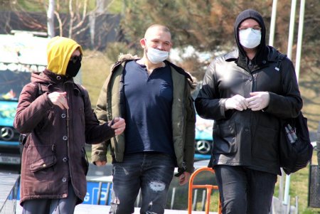 Одесситы массово гуляют в парке Шевченко и на Ланжероне, несмотря на карантин (фоторепортаж)