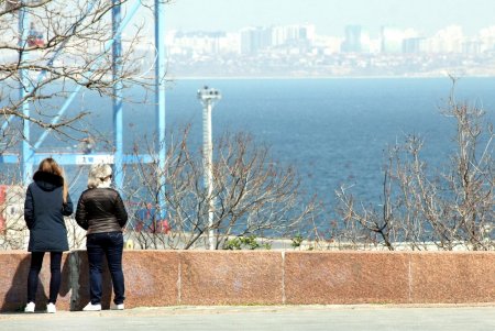 Одесситы массово гуляют в парке Шевченко и на Ланжероне, несмотря на карантин (фоторепортаж)