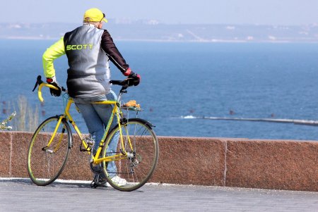 Одесситы массово гуляют в парке Шевченко и на Ланжероне, несмотря на карантин (фоторепортаж)