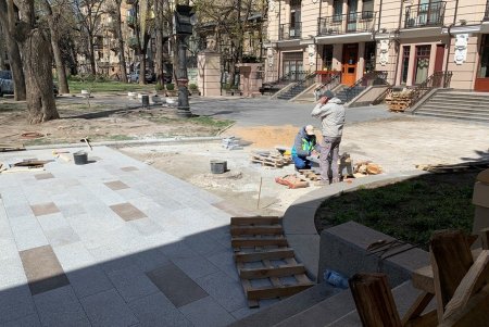 Капремонт плиточного покрытия возле Оперного театра близится к концу (фото)