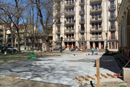 Капремонт плиточного покрытия возле Оперного театра близится к концу (фото)