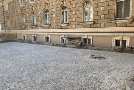 Капремонт плиточного покрытия возле Оперного театра близится к концу (фото)
