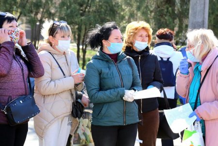 В сквере Гамова волонтеры и соцработники собирают продуктовые наборы для нуждающихся горожан (фоторепортаж)
