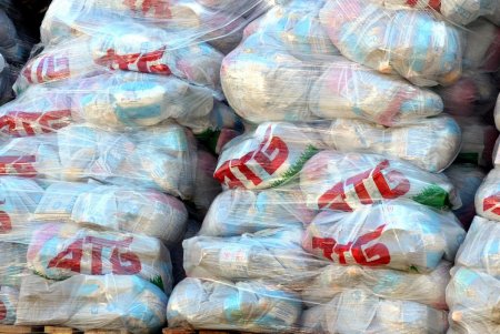В сквере Гамова волонтеры и соцработники собирают продуктовые наборы для нуждающихся горожан (фоторепортаж)