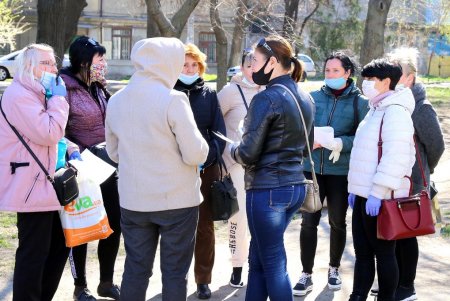 В сквере Гамова волонтеры и соцработники собирают продуктовые наборы для нуждающихся горожан (фоторепортаж)