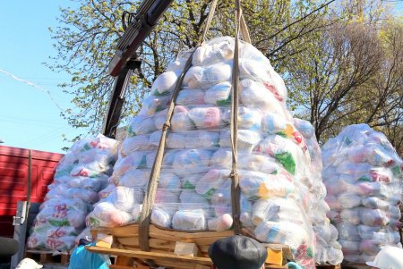 В сквере Гамова волонтеры и соцработники собирают продуктовые наборы для нуждающихся горожан (фоторепортаж)