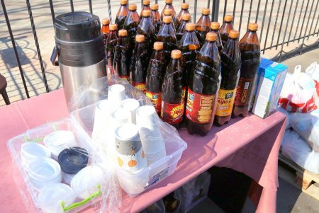 В сквере Гамова волонтеры и соцработники собирают продуктовые наборы для нуждающихся горожан (фоторепортаж)