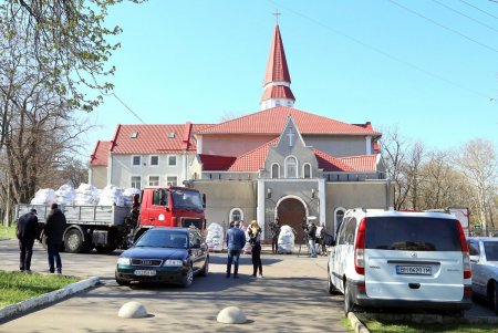 В сквере Гамова волонтеры и соцработники собирают продуктовые наборы для нуждающихся горожан (фоторепортаж)