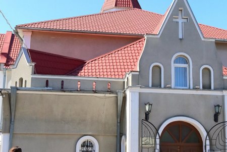 В сквере Гамова волонтеры и соцработники собирают продуктовые наборы для нуждающихся горожан (фоторепортаж)