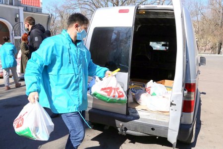 В сквере Гамова волонтеры и соцработники собирают продуктовые наборы для нуждающихся горожан (фоторепортаж)