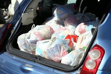 В сквере Гамова волонтеры и соцработники собирают продуктовые наборы для нуждающихся горожан (фоторепортаж)