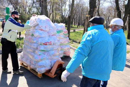 В сквере Гамова волонтеры и соцработники собирают продуктовые наборы для нуждающихся горожан (фоторепортаж)