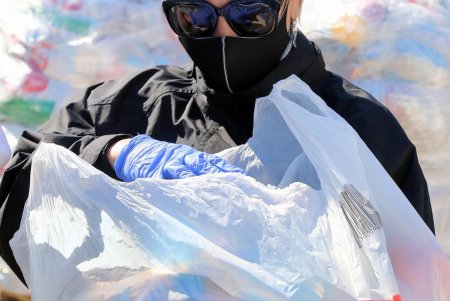 В сквере Гамова волонтеры и соцработники собирают продуктовые наборы для нуждающихся горожан (фоторепортаж)