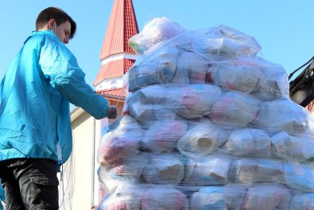 В сквере Гамова волонтеры и соцработники собирают продуктовые наборы для нуждающихся горожан (фоторепортаж)