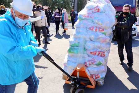 В сквере Гамова волонтеры и соцработники собирают продуктовые наборы для нуждающихся горожан (фоторепортаж)
