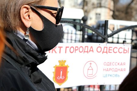 В сквере Гамова волонтеры и соцработники собирают продуктовые наборы для нуждающихся горожан (фоторепортаж)