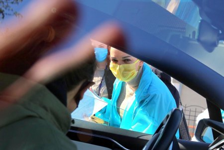 В сквере Гамова волонтеры и соцработники собирают продуктовые наборы для нуждающихся горожан (фоторепортаж)