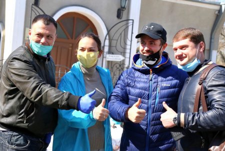 В сквере Гамова волонтеры и соцработники собирают продуктовые наборы для нуждающихся горожан (фоторепортаж)