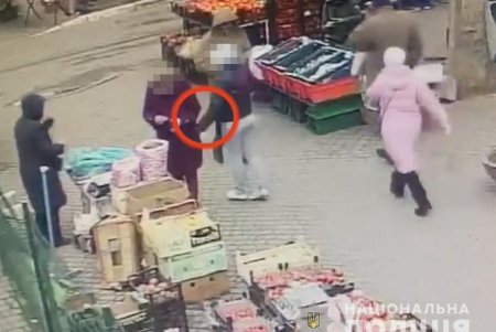 За карманные кражи на одесском рынке рецидивистке грозит пять лет тюрьмы (фото, видео) 