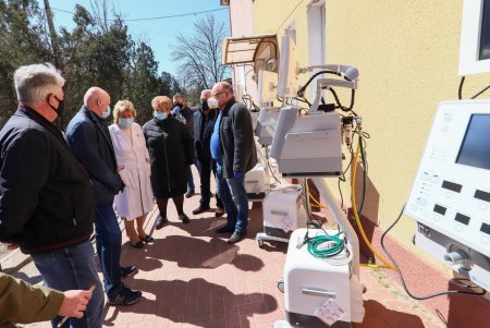 Муниципалитет передал восемь новых аппаратов ИВЛ инфекционной больнице (фото)