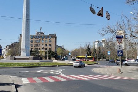 На площади 10 Апреля нанесли свежую дорожную разметку (фото)