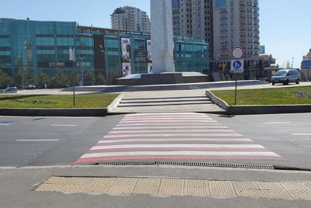 На площади 10 Апреля нанесли свежую дорожную разметку (фото)