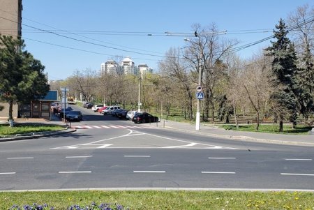 На площади 10 Апреля нанесли свежую дорожную разметку (фото)