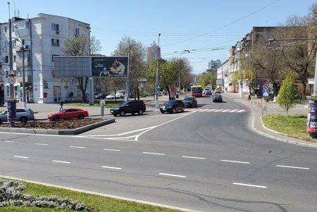 На площади 10 Апреля нанесли свежую дорожную разметку (фото)