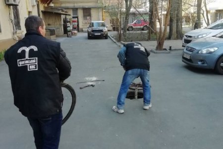 Коммунальщики в городе ремонтировали кровли домов и прочищали системы водоотвода (фото)