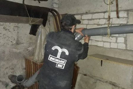 Коммунальщики в городе ремонтировали кровли домов и прочищали системы водоотвода (фото)