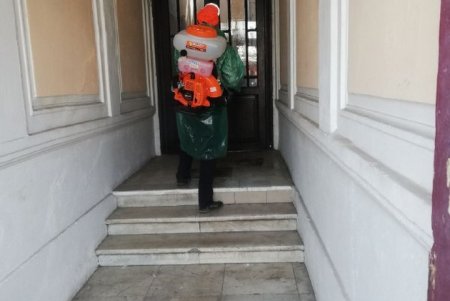 Коммунальщики в городе ремонтировали кровли домов и прочищали системы водоотвода (фото)