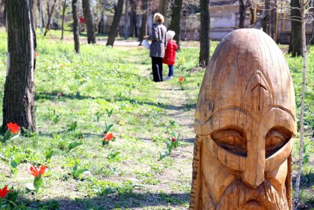 Сказочная поляна с деревянными скульптурами – еще одна изюминка парка Шевченко (фоторепортаж)