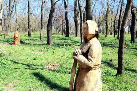 Сказочная поляна с деревянными скульптурами – еще одна изюминка парка Шевченко (фоторепортаж)