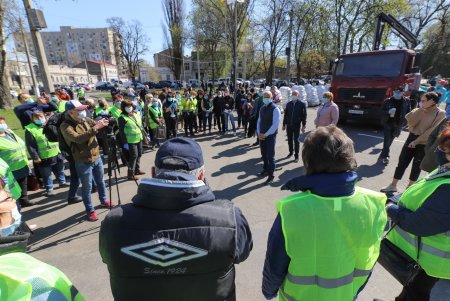 Мэр Одессы посетил опорный пункт в сквере Гамова и пообщался с волонтерами и соцработниками (фото)