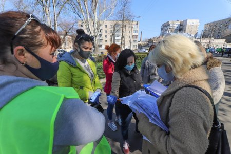 Мэр Одессы посетил опорный пункт в сквере Гамова и пообщался с волонтерами и соцработниками (фото)