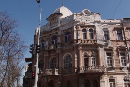 С трех памятников архитектуры в центре Одессы сняли аварийную лепнину (фото)