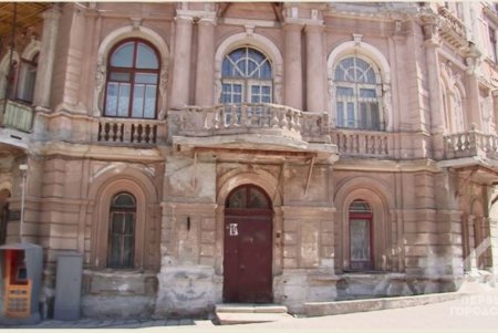 С трех памятников архитектуры в центре Одессы сняли аварийную лепнину (фото)