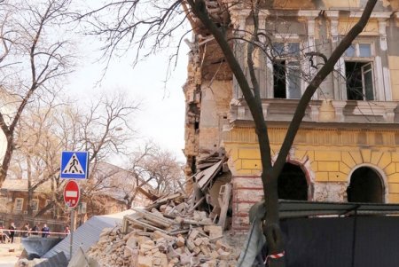 Обрушение старинного дома на Канатной (фоторепортаж)
