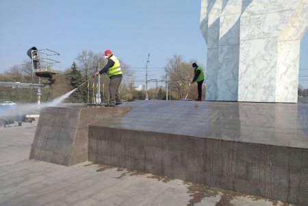 Обелиск «Крылья победы» подготовили ко Дню освобождения Одессы (фото)