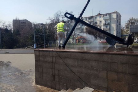 Обелиск «Крылья победы» подготовили ко Дню освобождения Одессы (фото)