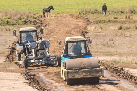 Фермеры из села Приморское помогли проложить 5 км дороги к Тузловской Амазонии (фото)