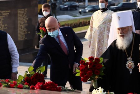 Мэр Одессы почтил память освободителей города от нацистов (фото)