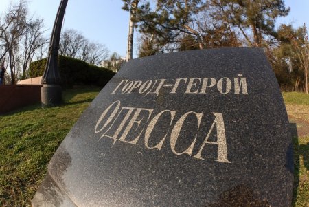 Мэр Одессы почтил память освободителей города от нацистов (фото)