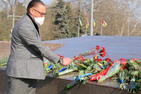 Одесситы почтили память освободителей города, несмотря на карантин (фоторепортаж)