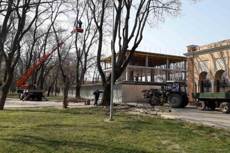 Озеленители «Горзелентреста» не прекращают приводить в порядок парки и скверы в условиях карантина